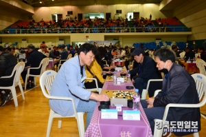 제14회 영일만사랑배 아마바둑대회에서 일반부 출전 선수들이 대국을 벌이고 있다.