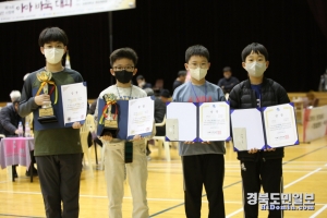 9일 경북도민일보 주최로 열린 ‘제14회 영일만사랑배 아마바둑대회’에서 수상한 바둑 꿈나무들이 상장을 들고 기념촬영을 하고 있다.