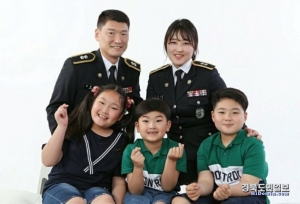 동해해경 소속 차지현 경감(뒷줄 오른쪽)과 가족들. 사진=동해해양경찰서 제공