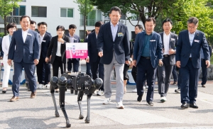 김장호 구미시장이 민선8기 2주년 첫 출근일인 3일 4족 보행로봇 ‘비전60’과 함께 산책로를 걷고 있다. 뉴스1