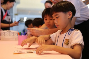 경상북도독립운동기념관이 남자현 순국 90주년을 기념하는 ‘어린이 특별기획전’을 열어 지난 11일 안동대어린이집 어린이들이  체험을 하고 있다.