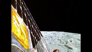 인도우주연구기구(ISRO)가 무인 달 탐사선 찬드라얀 3호에서 촬영한 달의 표면. ISRO X 갈무리