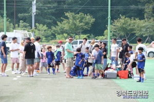 “졌지만 잘 싸웠다” 학부모들이 경기에서 최선을 다한 선수들을 격려하고 있다.