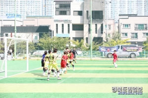‘으랏차차’ 한 선수가 뛰어올라 헤딩슛을 하고 있다.