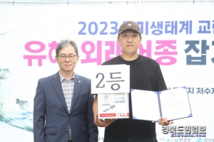 경북도민일보 김찬수 대표이사가 2등 수상자와 기념촬영을 하고 있다.