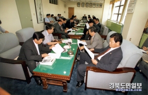 제4대 안동시의회 전체의원 간담회가 열리고 있다.