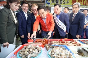 김기현 국민의힘 대표가 22일 오후 대구 북구 대구농수산물도매시장을 찾아 수산법인대표 간담회를 마친 뒤 판매용 수산물에 대한 방사능을 측정하고 있다. 뉴스1