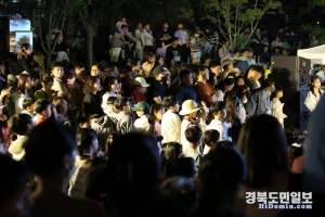 어린이들이 무대 옆에서 에그박사에 큰 관심을 보이고 있다