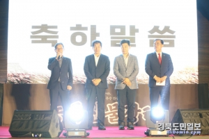 본보 김찬수 대표이사(왼쪽)가 무대 위에서 인사말을 하고 있다.