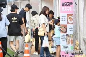 시민들이 상품 구입을 위해 부스를 둘러보고 있다.