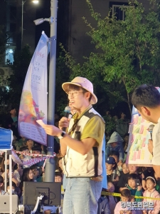 인기유튜버 에그박사가 어린이들과 대화하고 있다
