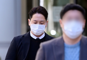 강제추행 혐의로 기소된 그룹 비에이피(B.A.P) 출신 힘찬이 24일 오후 서울 서초구 서울중앙지방법원에서 열린 1심 선고 공판을 마친 후 법원을 빠져나가고 있다. 

힘찬은 징역 10개월과 40시간의 성폭력 치료프로그램 이수명령이 내려졌지만 법정구속되지는 않았다. 2021.2.24/뉴스1