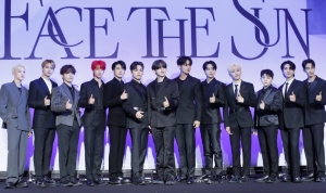 그룹 세븐틴(SEVENTEEN)이 27일 오전 서울 여의도 콘래드 호텔에서 진행된 정규 4집 ‘페이스 더 선(Face the Sun)’ 발매 기념 글로벌 기자간담회에서 포즈를 취하고 있다. 왼쪽부터 호시, 준, 디노, 디에잇, 원우, 버논, 에스쿱스, 민규, 정한, 승관, 우지, 조슈아, 도겸. 2022.5.27/뉴스1