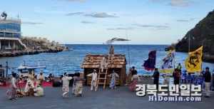 울릉도 개척민들이 당시 가옥 형태인 너와집을 짓는 울릉도만의 전통민속놀이가 30여년만에 재현되 울릉군 관문 소공원에서 일반에 선보이고 있다.