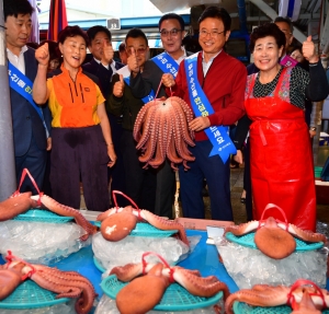 이철우 경북도지사가 25일 포항시 죽도시장에서 제수용품 문어를 구입하고 있다. 뉴스1