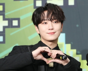 포레스텔라 고우림이 16일 오후 서울 송파구 잠실종합운동장에서 열린 ‘2022 KBS 가요대축제’에서 포즈를 취하고 있다. 2022.12.16/뉴스1