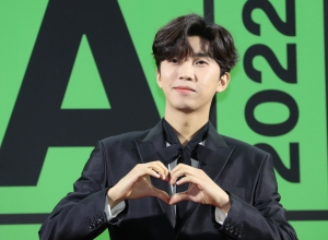 가수 임영웅이 26일 서울 구로구 고척스카이돔에 열린 ‘2022 멜론뮤직어워즈(MMA2022)’ 레드카펫 행사에 참석해 포즈를 취하고 있다. 2022.11.26./뉴스1