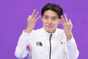 김우민이 29일 중국 항저우 올림픽 스포츠센터 아쿠아틱스포츠 아레나에서 열린 2022 항저우 아시안게임 남자 자유형 400m 시상식에서 시상대에 오르며 3관왕을 의미하는 손가락 세 개를 들어보이고 있다. 뉴스1