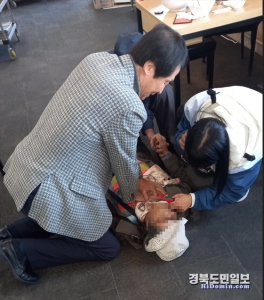 경북도의회 건설소방위원회 이우청 도의원이 식당에서 의식불명 환자를 심폐소생술을 실시하고 있다.