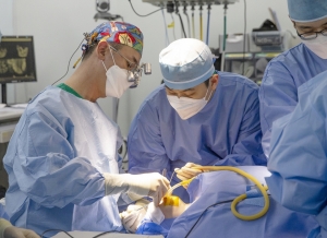 오태석 서울아산병원 성형외과 교수(맨 왼쪽)가 구순구개열 환아에게 잇몸뼈 이식 수술을 하고 있다/(서울아산병원 제공)