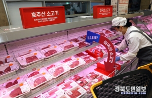 이마트 한 점포 축산 매장에서 직원이 육류를 진열하고 있다. 사진=이마트 제공