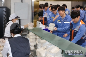 11월 27일 포항제철소 중앙대식당에서 진행한 ‘올드페리도넛’ 팝업스토어에서 직원들이 줄을 서서  도넛을 구매하고 있다.