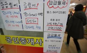 최근 전세난이 심화되면서 서울지역에서 거래된 전·월세 아파트 가운데 월세비중이 사상 처음으로 30%를 넘어섰다. 최근 서울부동산정보광장에 따르면 3월1일부터 23일까지 신고된 서울 아파트 전·월세 거래량은 총 1만3372건으로 이 가운데 월세(보증부 월세 포함)비중은 31.9%(4269건)로 조사됐다. 이는 정부가 전월세 거래량 조사를 시작한 2011년 이후 가장 높은 것이다. 사진은 이날 서울 송파구의 한 부동산중개업소의 시세표로 월세가 대부분을 차지하고 있다. 연합