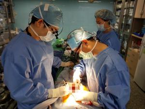 동산병원 의료진들이 수술을 하고 있는 모습. 사진=동산병원 제공