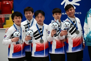 데플림픽 컬링 남자 단체전에서 은메달을 획득한 한국 선수단 (한국농아인스포츠연맹 제공)