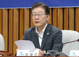 이재명 더불어민주당 대표가 9일 오전 서울 여의도 국회에서 열린 더불어민주당 확대간부회의에서 모두발언을 하고 있다.