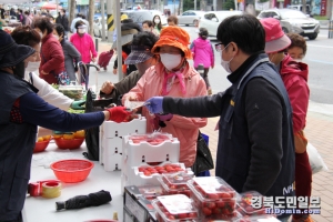 지난해 농협 대구본부 앞에서 열린 금요직거래장터에서 방문 시민들이 과일을 구입하고 있다. 사진=농협 대구본부 제공