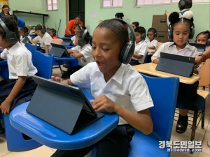 파나마의 기예르모 안드레베 초등학교 학생들이 포스이앤씨가 지원한 디지털 학습 프로그램으로 공부하고 있다.