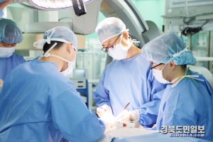 박의준 계명대 동산병원 이식혈관외과 교수가 ‘심장’ 이식 환자의 ‘신장’ 이식 수술을 집도하고 있다. 사진=계명대 동산병원 제공