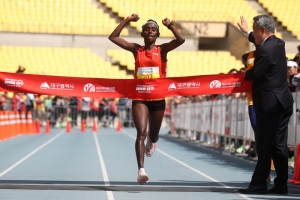 루티 아가 소라(에티오피아)가 7일 오전 대구 수성구 대구스타디움 일원에서 열린 ‘2024 대구마라톤대회’에 출전해 2시간21분0초의 기록으로 엘리트 부문 여자 우승을 차지하며 결승선을 통과하고 있다.