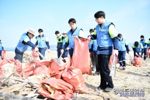 포스코퓨처엠 임직원들이 4일 포항 청림해변에서 쓰레기 수거활동을 하고 있다.