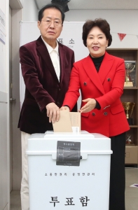 홍준표 대구시장(왼쪽)이 부인 이순삼 여사와 함께 6일 오전 대구 중구 삼덕동 행정복지센터에 마련된 제22대 국회의원 선거 사전투표소에서 투표하고 있다. 뉴스1
