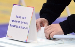 제22대 국회의원 선거 본투표날인 10일 광주 서구 상무고등학교에 마련된 투표소에서 유권자들이 투표용지를 투표함에 넣고 있다. 2024.4.10/뉴스1