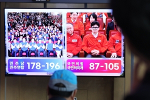 10일 오후 서울 용산구 서울역 대합실에서 시민들이 제22대 국회의원선거 방송 3사 출구조사 결과 생중계를 지켜보고 있다.