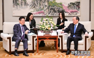 이철우 경북도지사는 15일 중국 리러청 랴오닝성 성장과 우호도시 교류 협정을 체결했다.