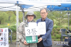 3등을 한 최원석 씨와 김찬수 경북도민일보 대표.