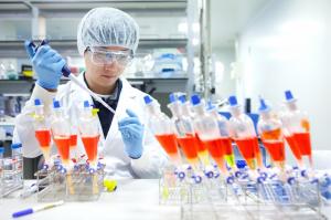 SK바이오사이언스 연구원이 안동L하우스에서 백신 생산을 위한 연구를 진행하고 있다.