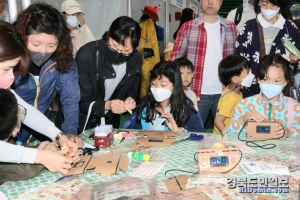 지난해 5월5일 실내체육관에서 개최된 어린이날 큰잔치 행사에 아이들이 만들기 체험행사를 진행하고 있다.