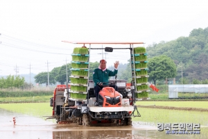 상주 강영석 시장은 올 한해 풍년농사를 이루도록 농업인들을 격려하고 이앙기를 이용한 모내기를 실시했다.